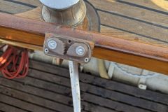 The winches on the genoa and spi sheets are also original. You can see that the handle is below deck. Photo: Kiku Cusí.
