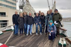 Image of several members of the Desayunos Itinerantes group visiting the Juan Sebastián Elcano. Photo: Adolf Romagosa Collection.