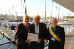 Adolf Romagosa reçoit le prix Paul Harris Fellow des mains de Ramón Vila, président du Rotary Mariners Barcelona, et de Francesc Xavier Altarriba, fondateur de la flotte du Rotary Mariners Barcelona. Photo : Collection Adolf Romagosa.