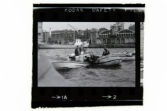 Carmen Pérez Güerri amb el seu forabord, en aigües del Port de Barcelona. ca. 1970. Foto: MMB.