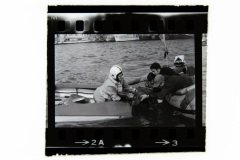 Carmen Pérez Güerri amb el seu forabord, en aigües del Port de Barcelona. ca. 1970. Foto: MMB.