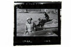 Carmen Pérez Güerri amb el seu forabord, en aigües del Port de Barcelona. ca. 1970. Foto: MMB.