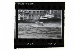 Carmen Pérez Güerri amb el seu forabord, en aigües del Port de Barcelona. ca. 1970. Foto: MMB.