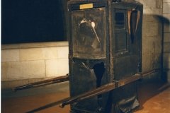 Aspecto de la silla para llevar a enfermos antes de la restauración. Foto: MMB. Argo 16. Museo Marítimo de Barcelona.