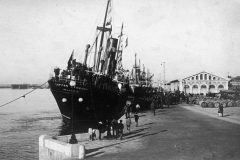 Vapor Capitán Segarra, de la Cía. Trasmediterránea, embarcant tropes a Tarragona. Fons: MMB. Revista Argo núm. 15. Museu Marítim de Barcelona.