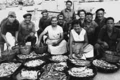 Tripulació i família de l’embarcació Rosita y Juan amb la captura del dia (1962). Foto: Museu de la Mar de l'Ebre.