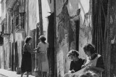 Remendadores al barri del Xicago (o barri mariner) de la Ràpita (dècada de 1940). Foto: Museu de la Mar de l'Ebre.