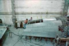 Col·locació de les planxes d’alumini del casc del Licor 43. Foto: MMB.