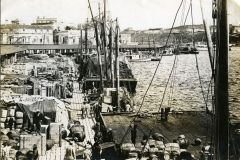 Port de La Havane. Jetée de San Francisco.  10/12/1909. Auteur : inconnu. Fonds MMB. Inscription : « Muelle San Francisco. Les entrepôts douaniers situés en face font partie de la Cabaña de ce site ; chaque jour à 9 heures, un coup de canon est tiré, ce qui correspond à l'heure officielle de La Havane. »  