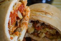 La clotxa consisteix en un pa rodó buidat de molla i omplert principalment d'arengades, cebes, tomàquets i alls escalivats. ©Patronat de Turisme Terres de l'Ebre.