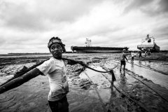 Les jeunes travailleurs sont moins bien payés et travaillent plus d'heures.