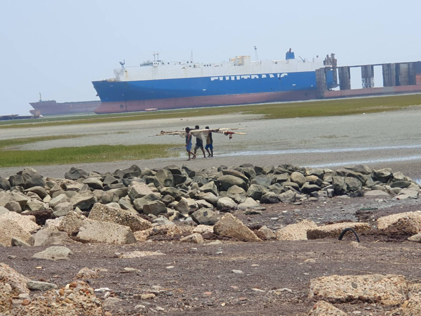 Vaixells varats a les plages de Bangladesh. Foto: NGO Shipbreaking Platform. ARGO 15. Museu Marítim de Barcelona.