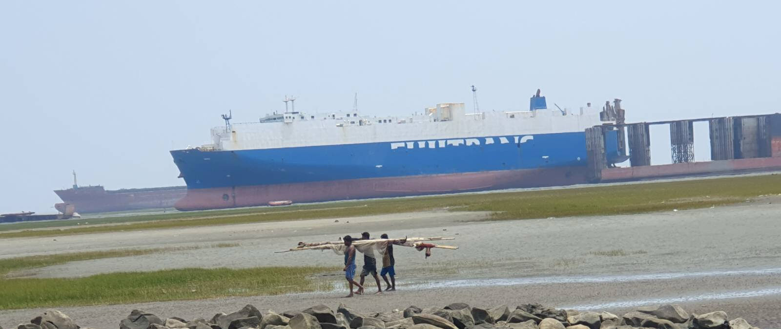 Vaixells varats a les plages de Bangladesh. Foto: Plataforma de desgranatge de vaixells d'ONG.