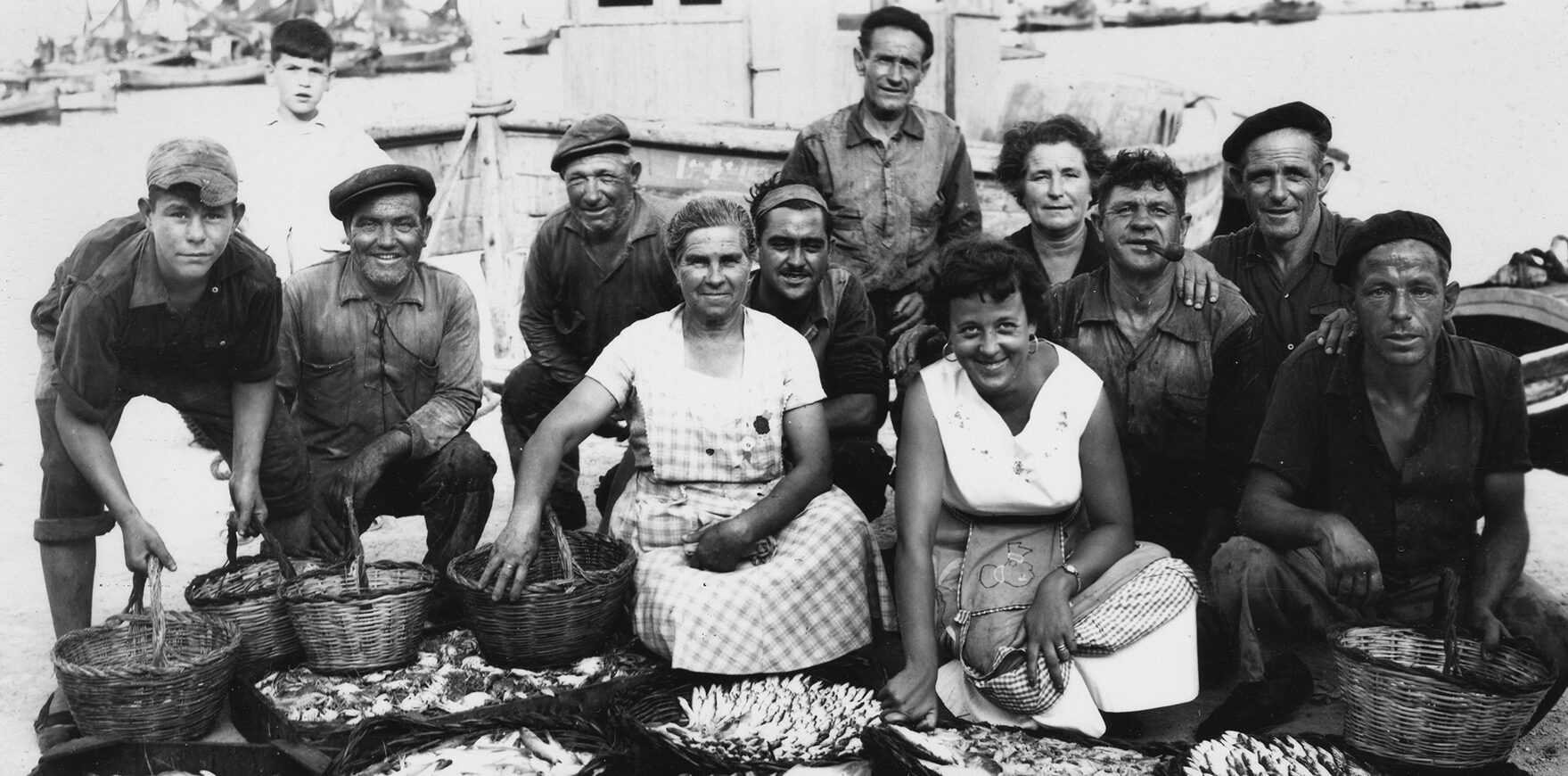Tripulación y familia de la embarcación Rosita y Juan con la captura del día (1962). Foto: Museo del Mar del Ebro.