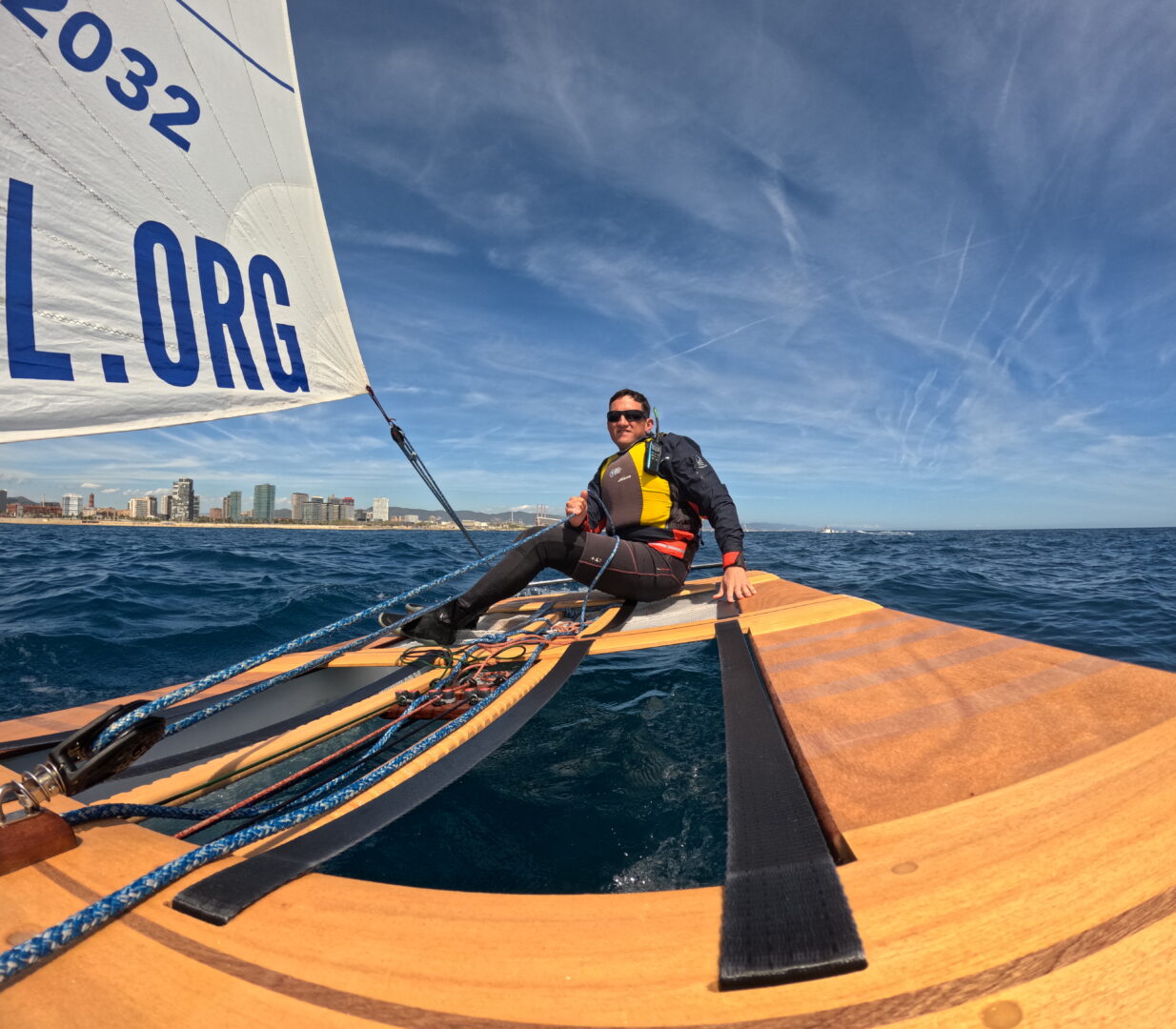 Dani Anglada navegantes amb el patí adaptat Lady. Fons Dani Anglada. ARGO 15. Museu Marítim de Barcelona