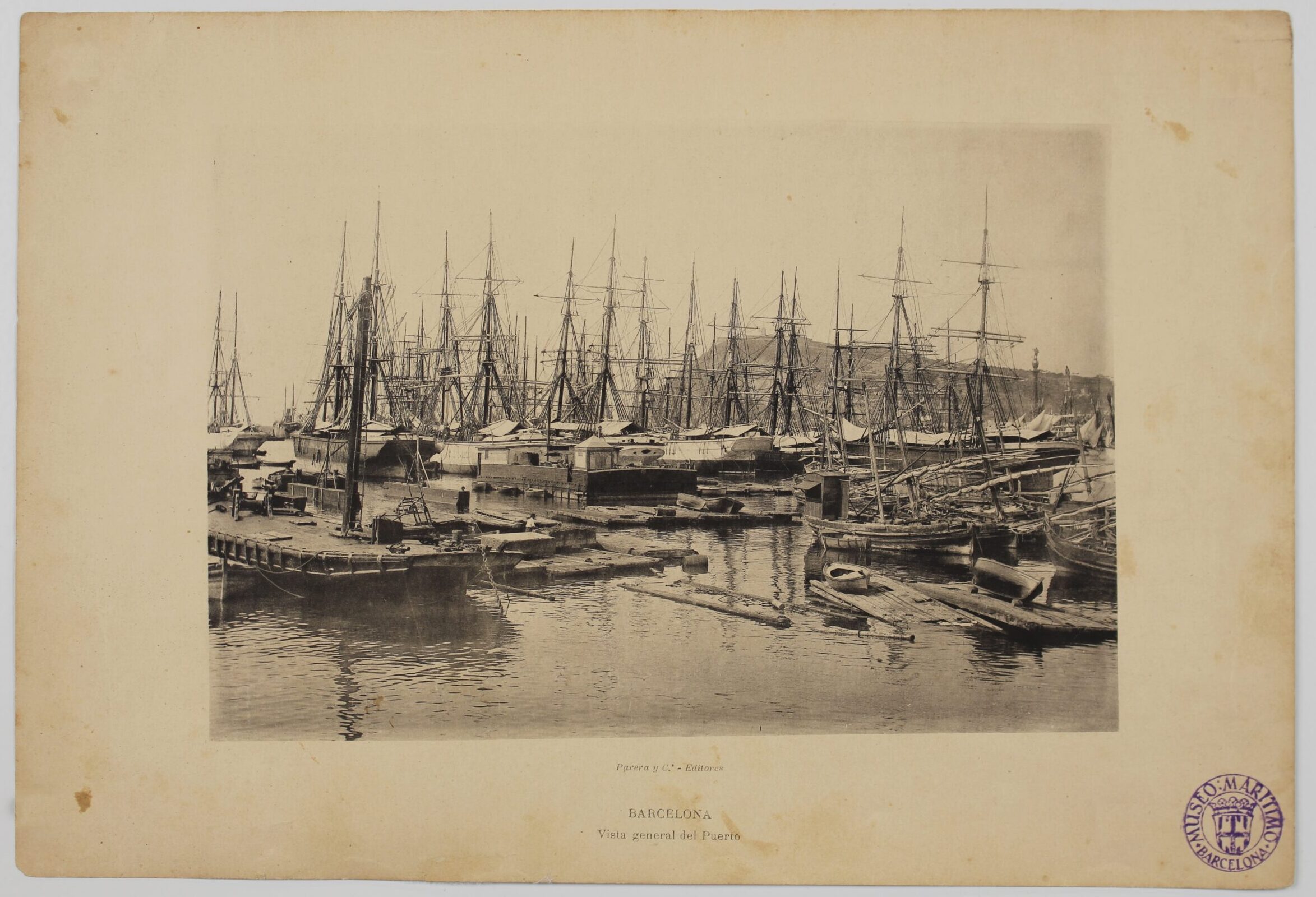 Vista del puerto de Barcelona. Fototipia (fotolitografía). Finales del siglo XIX. Autor: desconocido. Parera y Cía. Editores. ARGO 15. Museo Marítimo de Barcelona.