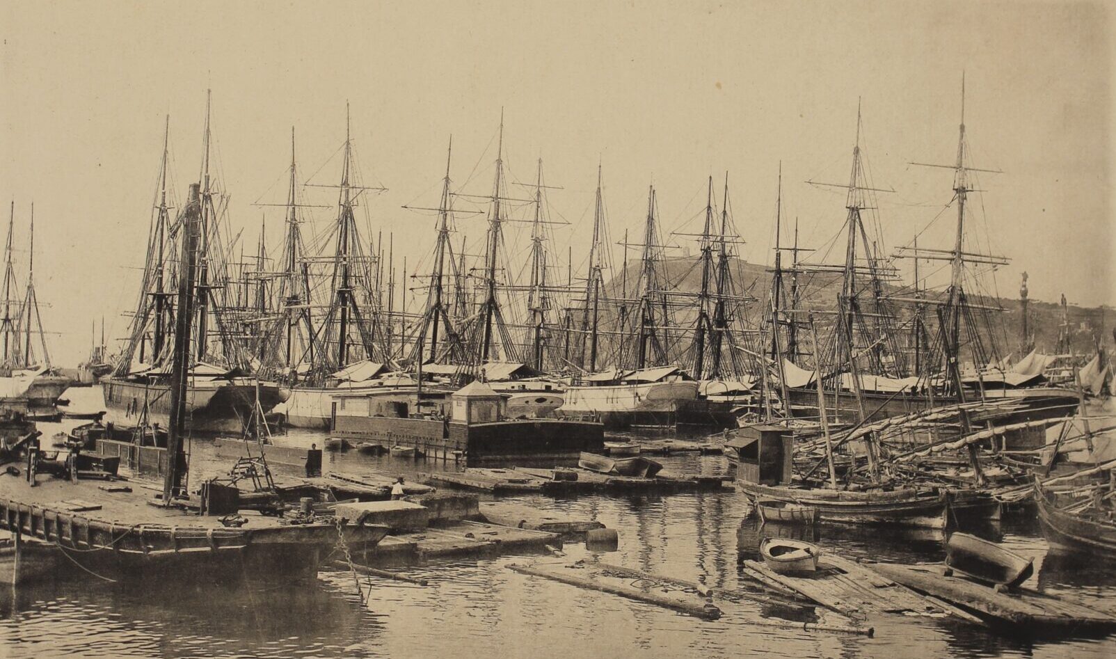 Vue du port de Barcelone. Phototype (photolithographie). Fin du XIXe siècle. Auteur&nbsp;: inconnu. Parera y Cia. Éditeurs. ARGO 15. Musée maritime de Barcelone.