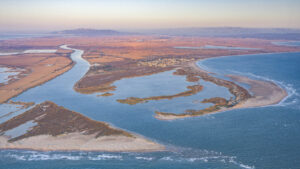 Vistes aèries de la desembocadura del Delta de l'Ebre a la sortida de Sol (Montsià, Catalunya)
