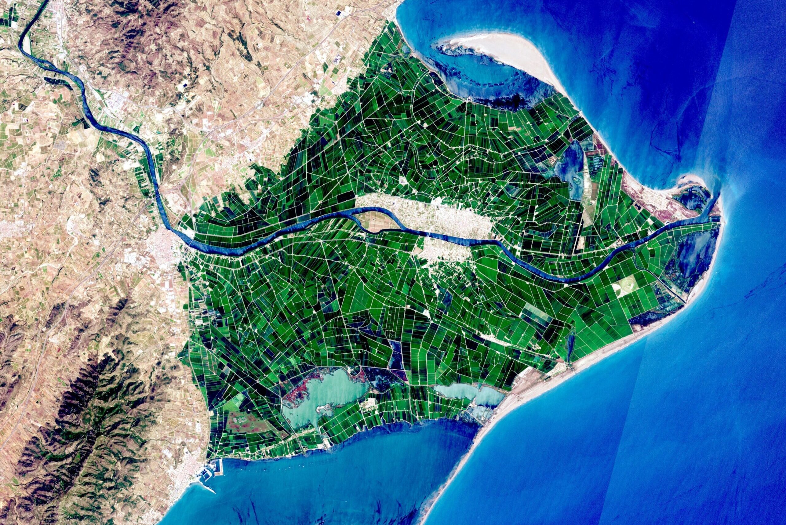 Vue satellite du delta de l'Èbre, prise en juillet 2021 par le satellite d'imagerie européen Sentinel-2, dans le cadre du programme Copernicus. ARGO 15. Musée maritime de Barcelone.