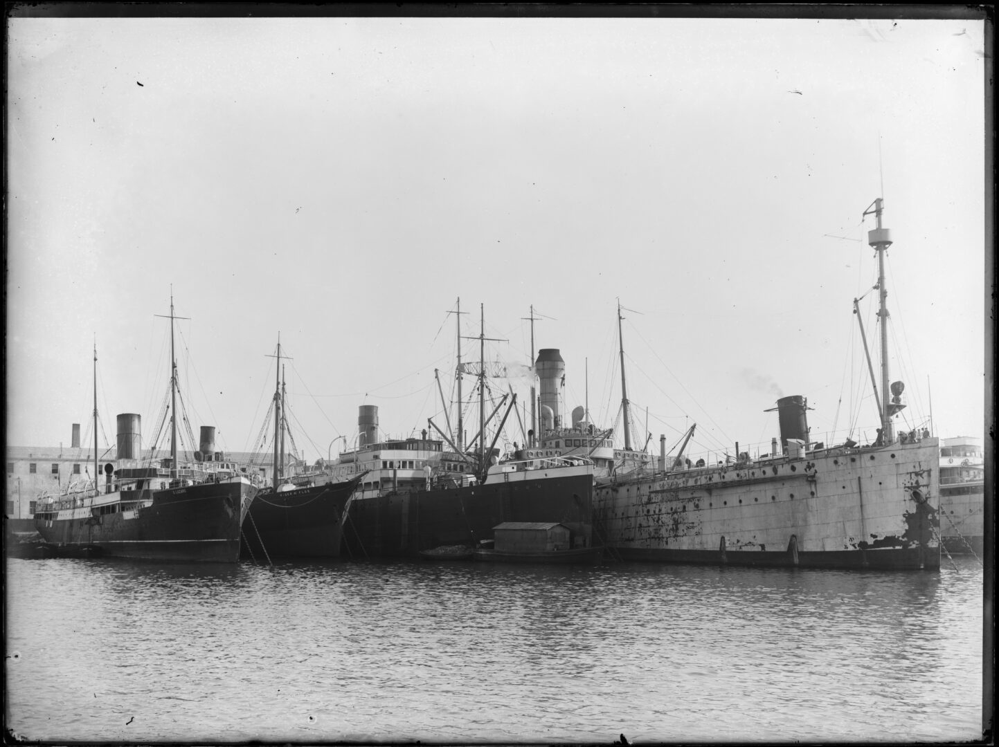 Vapors A. Lázaro, Roger de Flor i Romeu de la Cía. Trasmediterránea. A la dreta de la imatge, el portaaeronaus Dédalo. 1926. Fons: MMB. Revista Argo núm. 15. Museu Marítim de Barcelona.