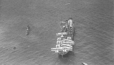 El portahidroavions Dédalo, fotografiat des d’un avió francès el 8 de setembre del 1925, a la badia d’Alhucemas. Foto: Wikimedia Commons. Revista Argo núm. 15. Museu Marítim de Barcelona.