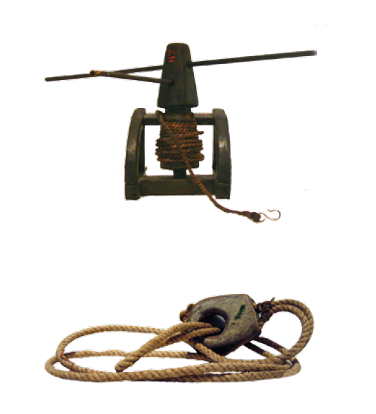 Exemples de la collection d'Emerencià : cabestan miniature (en haut) et moque (en bas). Collection : Musées de Sitges. ARGO 15. Musée maritime de Barcelone.