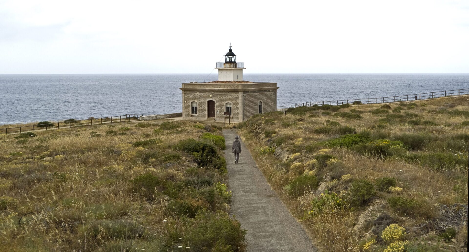 Elvira Pujol, l'última faronera, en el camí que du al far de Punta s'Arenella, al Port de la Selva. Foto: Cristina Rodríguez Paz. Argo 16. Museu Marítim de Barcelona.
