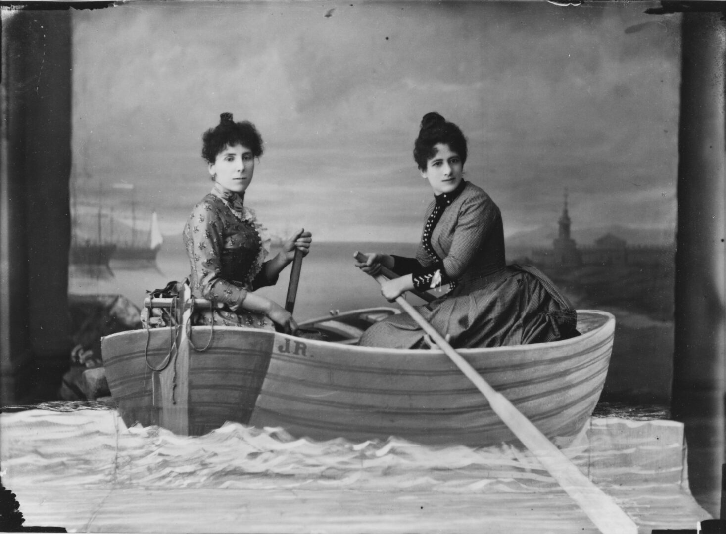 (Figura 2) Félix Mena, Dos mujeres en una barca, Elizondo (Navarra), Pamplona. Foto: Museu de Navarra, ca. 1904.