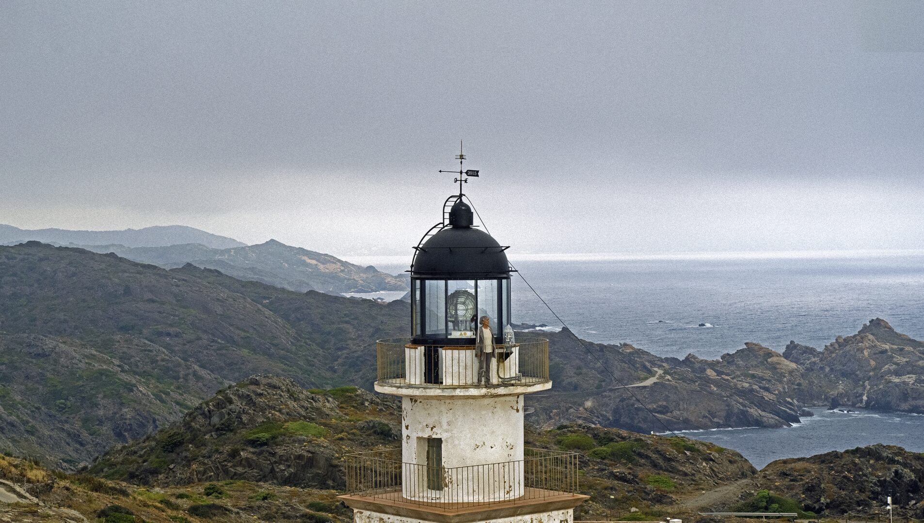 Elvira Pujol at the Cap de Creus lighthouse. Photo: Cristina Rodríguez Paz. Argo 16. Museu Marítimo de Barcelona.