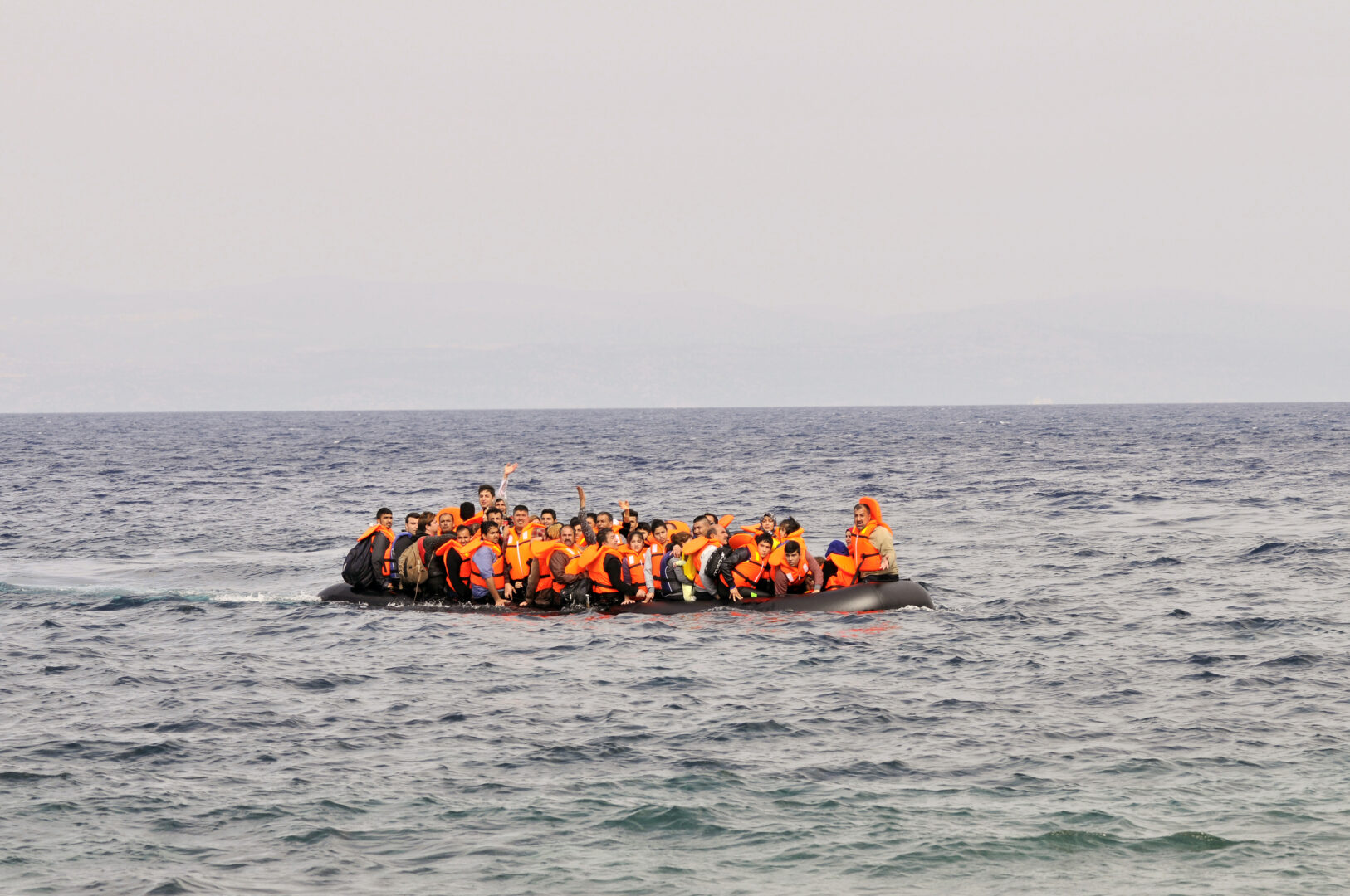 The refugee drama hits Europe. In the image, Syrian, Afghan and African refugees arriving in Lesvos after leaving Turkey. April 2016. Photo: AnjoKanFotografie/GettyImages.