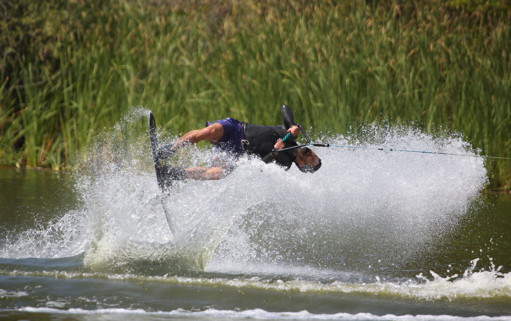 Lluís Noguera participates in overall competition (slalom, tricks and jumps), which requires strategy and a lot of physical and mental effort. Argo 16. Museu Marítim de Barcelona. Photo: Lluís Noguera Collection.