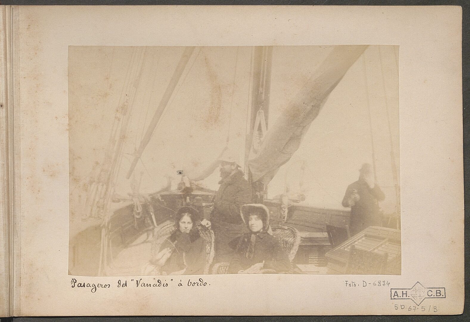 (Figura 3) Fotógrafo aficionado. Pasajeros a bordo del yate Vanadis. Álbum fotográfico El Vanadis. (1883). Autor desconocido. AHCB. Fondo Jacint Verdaguer Santaló AHCB 5D67/5-3 Inv. 50444.