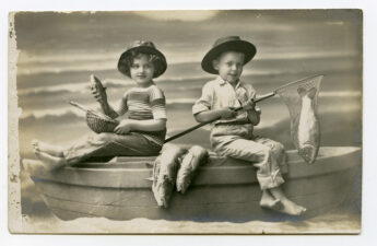 Anonymous photograph. Children fishing, Barcelona. Photo: MMB.