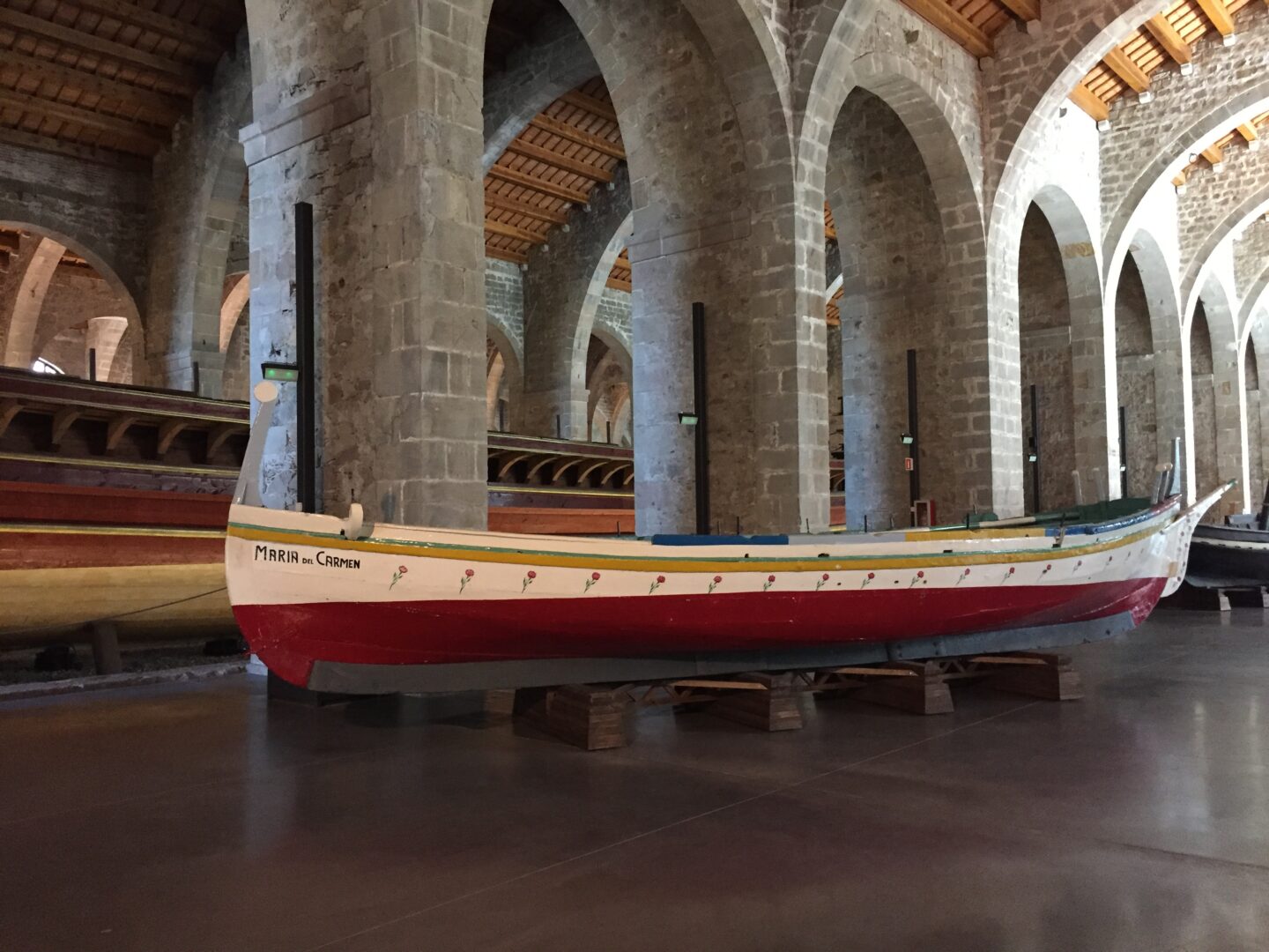 La barca de xàvega María del Carmen, símbol de tota una cultura marítima al seu voltant, s'exposa al Museu Marítim de Barcelona. Foto: Fons MMB.
