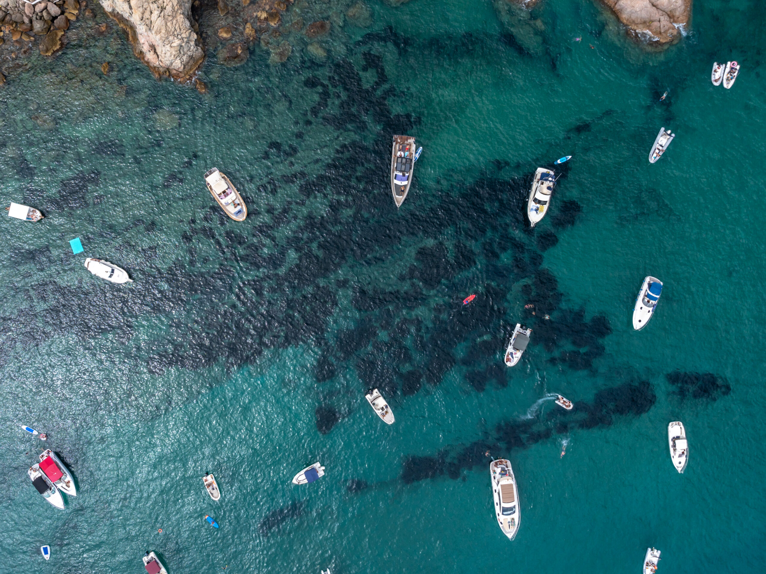 Masificación de embarcaciones de ocio en la cala Futadera. Foto: SOS Costa Brava.