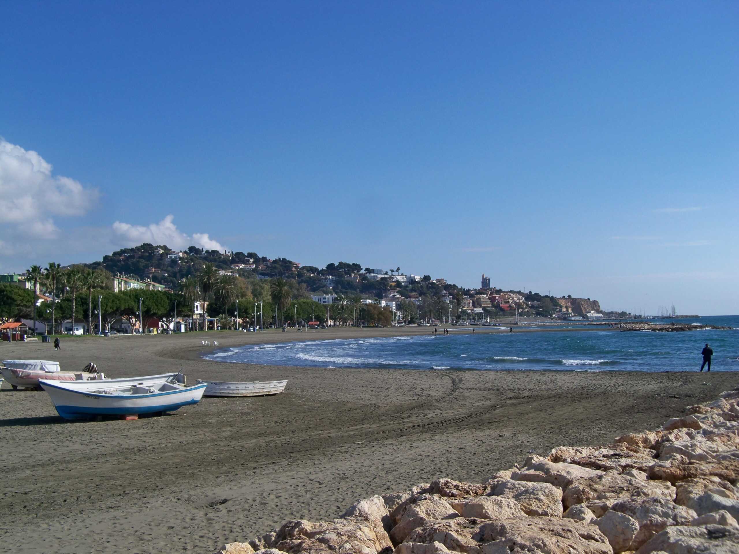 Vista de la playa de El Palo en dirección este, con la fábrica de cemento en el fondo, Málaga, España.