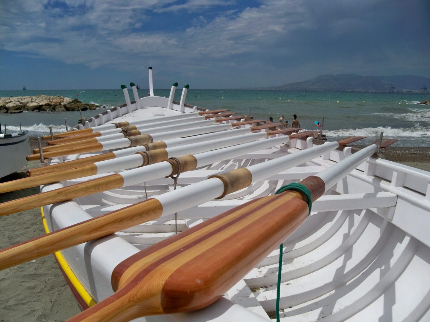 A jábega on the beach of El Palo, Málaga. Photo: Daniel Capilla / Wikimedia Commons.