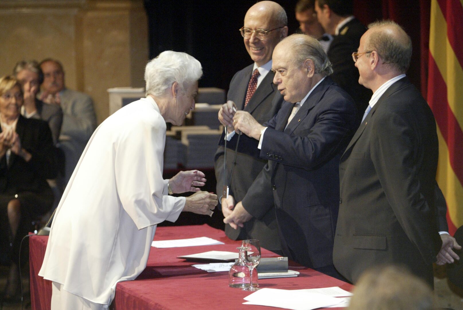 Josefina Castellví recevant la Croix de Sant Jordi, en 2003. Photo : Archives Josefina Castellví / Wikimedia Commons.