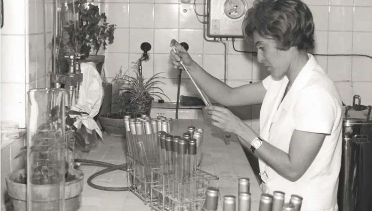 Josefina Castellví, jeune, dans un laboratoire de l'Institut des sciences de la mer de Barcelone. Photo : Wikimedia Commons.