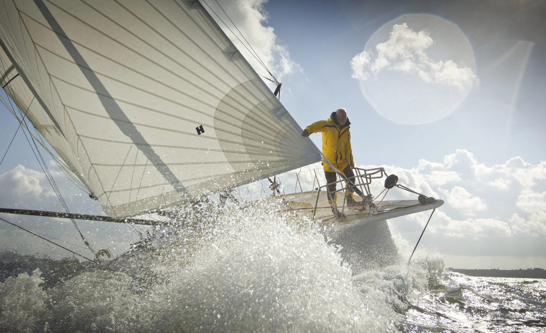 Sir Robin Knox-Johnston va ser el guanyador de la primera volta al món en solitari: la Sunday Times Golden Globe Race que es va celebrar entre 1968 i 1969. La regata va suposar un canvi de paradigma en la vela oceànica i un referent universal com a repte humà. © Bill Rowntree / Knox-Johnston Archive PPL.