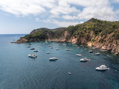 The excessive presence of pleasure boats endangers the underwater balance of the Costa Brava coastline. Photo: SOS Costa Brava. The excessive presence of pleasure boats endangers the underwater balance of the Costa Brava coastline. Photo: SOS Costa Brava.