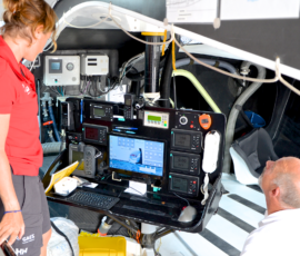 Le potentiel d'apprentissage de la voile de compétition est immense, notamment dans le domaine de l'électronique. Sur la photo, Marcel Van Triest et Anna Corbella préparent un cours pour le Barcelona World Race Ocean Campus. © Santi Serrat / WeLearnBlue Le potentiel d'apprentissage de la voile de compétition est immense, notamment dans le domaine de l'électronique. Sur la photo, Marcel Van Triest et Anna Corbella préparent un cours pour le Barcelona World Race Ocean Campus. © Santi Serrat / WeLearnBlue