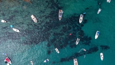 Massificació d'embarcacions de lluere a la Cala Futadera. Foto: SOS Costa Brava.