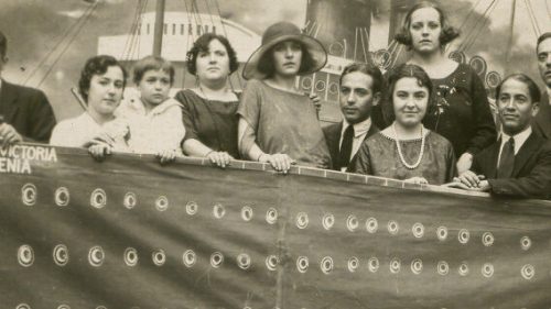 The exhibition COME ON BOARD! Portraits by the Minute is at the Museu Marítim de Barcelona until 14-6-26.  Photo: MMB. ARGO 16. Museu Marítim de Barcelona.