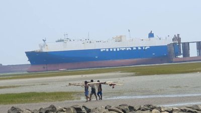 Vaixells varats a les plages de Bangladesh. Foto: Plataforma de desgranatge de vaixells d'ONG.