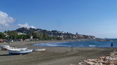 Vista de la playa de El Palo en dirección este, con la fábrica de cemento al fondo, Málaga, España.