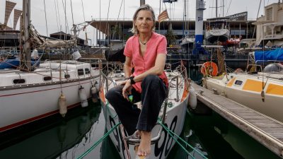Pilar Pasanau a la proa del Peter Punk, al Port de Barcelona. Foto: Quim Roser.