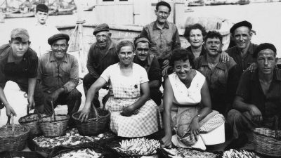 Tripulación y familia de la embarcación Rosita y Juan con la captura del día (1962). Foto: Museo del Mar del Ebro.