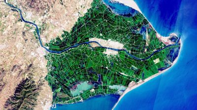 Vista satèl·lit del Delta de l'Ebre, presa el juliol del 2021 pel satèl·lit d'imatgeria europeu Sentinel-2, com a part del programa Copernicus. ARGO 15. Museu Marítim de Barcelona.